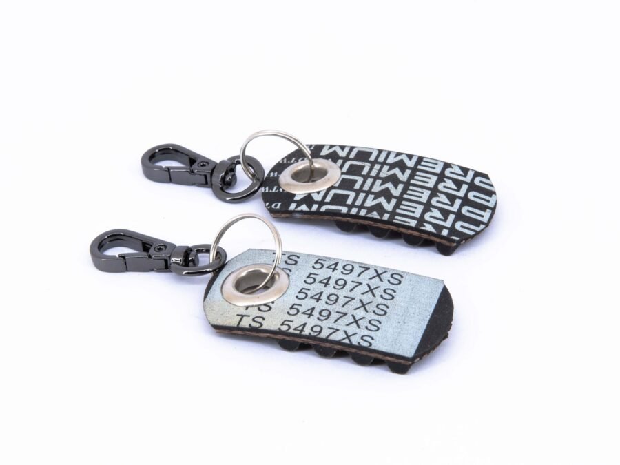 Raktų pakabukas iš variklio diržo su žymėjimais