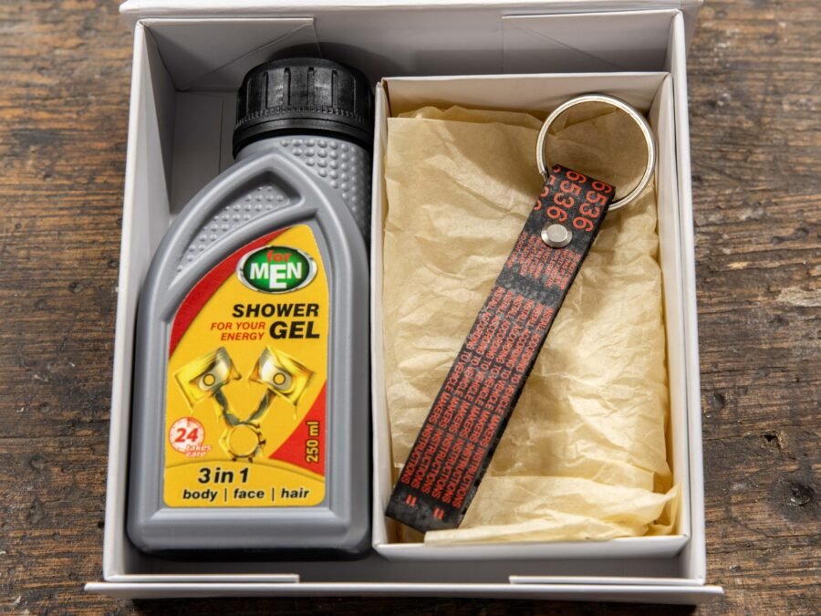 Dvigubo raktų pakabuko ir dušo gelio komplektas