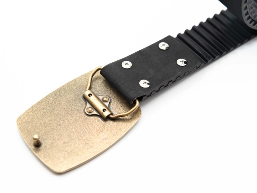 paskirstymo diržas su traktoriaus atvaizdo įspaudžiama sagtimi