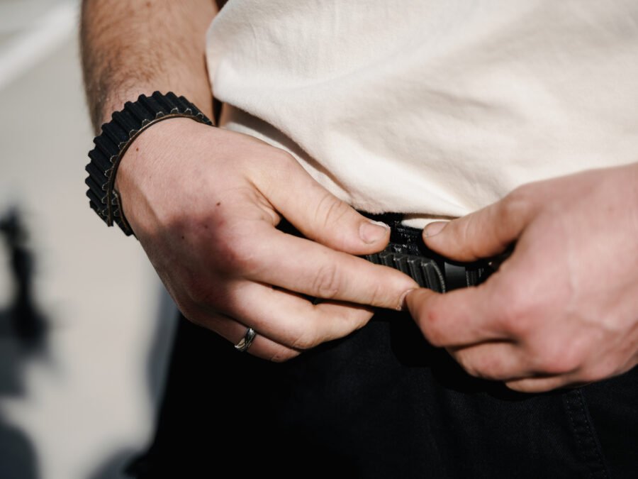Hand fastening belt buckle
